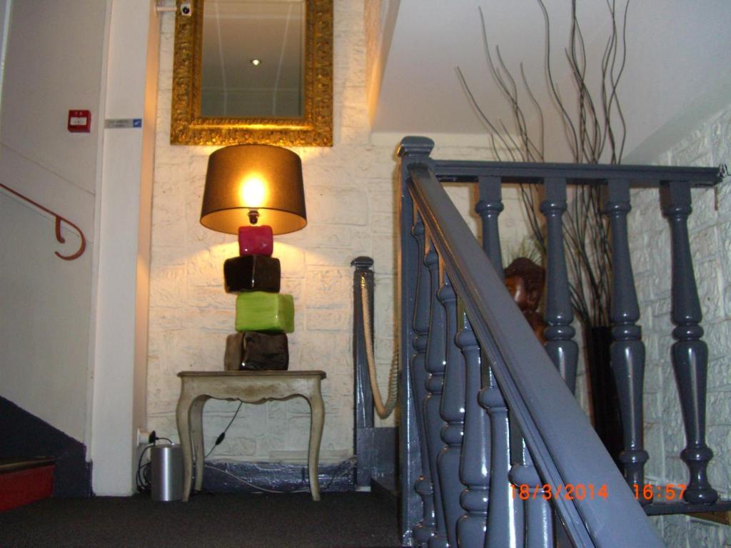 Hotel Cote Patio Nîmes Buitenkant foto