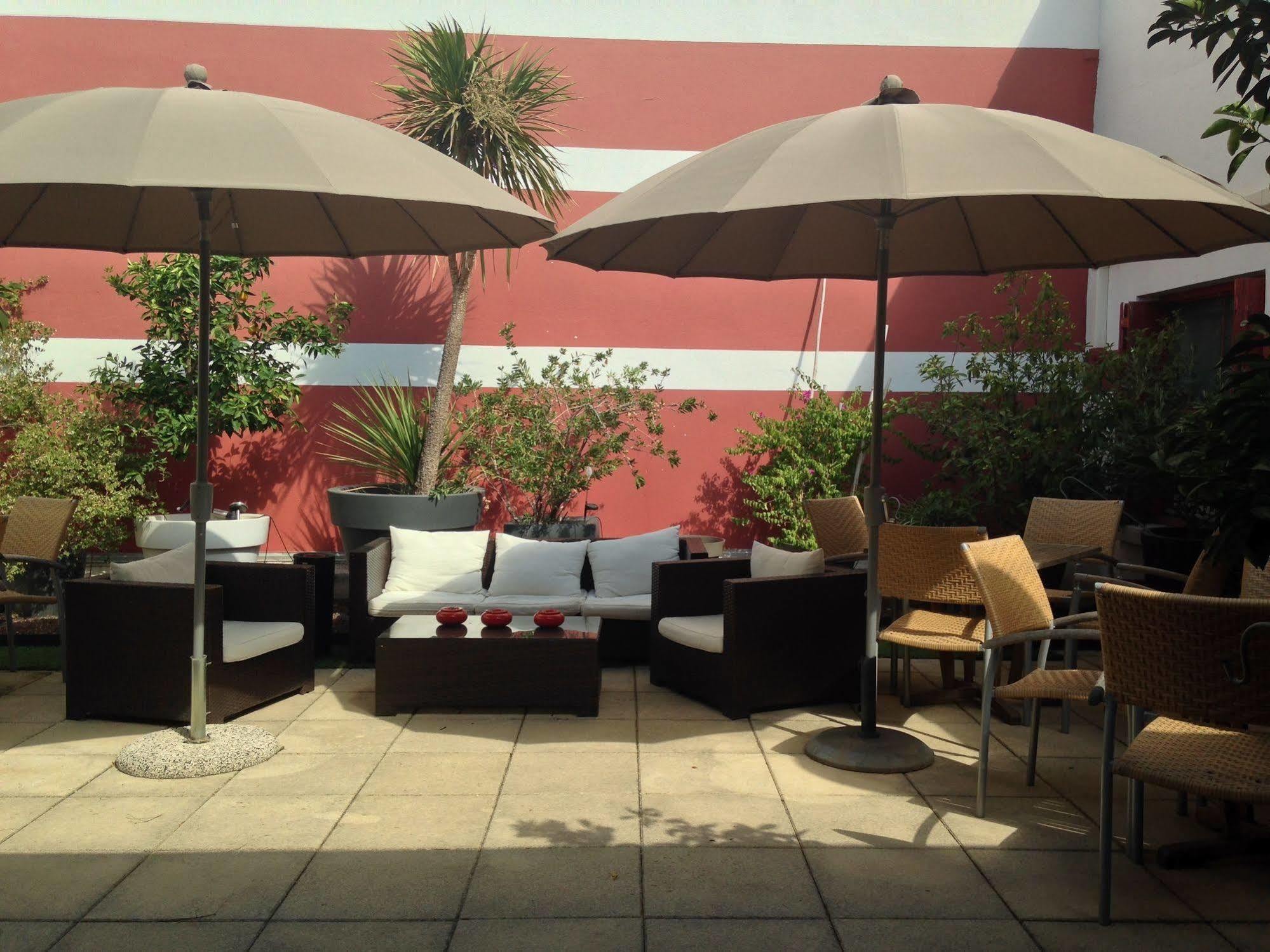 Hotel Cote Patio Nîmes Buitenkant foto